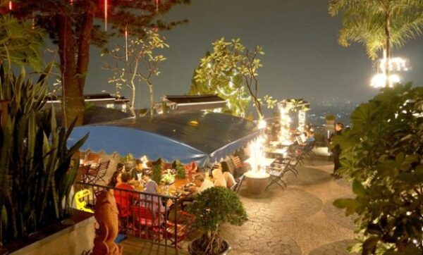 Tempat makan di bandung rekomendasi buka puasa bersama bareng pacar restoran yang murah kuliner keluarga favorit enak cocok untuk jajanan romantis timur selatan berbuka lesehan asyik asik buat anak muda cafe recommend karaoke bulan dan kota yg nyaman recomended setiabudi seru meriah