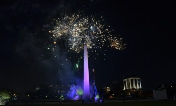 Tahun baru di surabaya malam acara tempat perayaan merayakan hotel event wisata 2021 pesta suasana untuk sutos agenda liburan promo hiburan berita paket terbaru carnival ditiadakan buat bagus asik yang night ciputra world car free ditutup dinner daftar foto festival favorit gambar info imlek pocong ikut heboh jadwal konser jual terompet penutupan jalan misa kota kenjeran kegiatan pusat keramaian lokasi mall jw marriott novotel nongkrong perak rekomendasi seru video